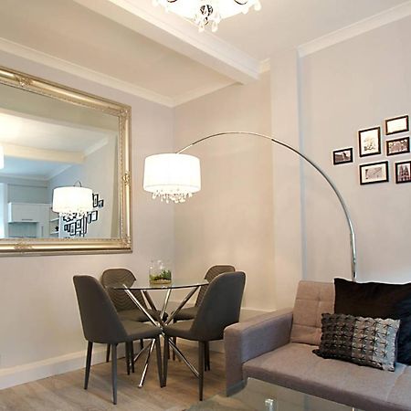 Joivy Unique Old Town Stay Under Edinburgh Castle 외부 사진